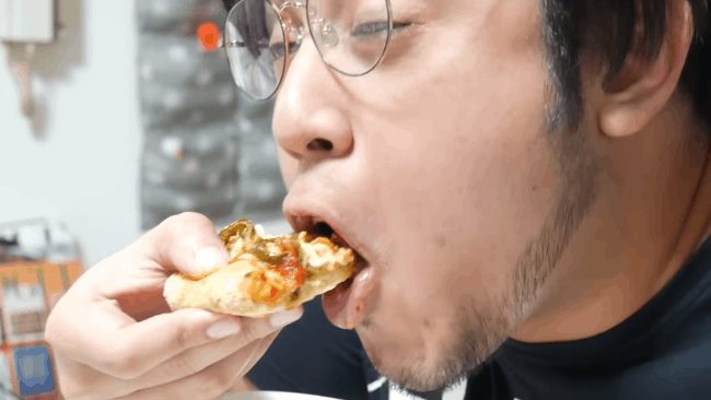 Pizza ớt cay xé lưỡi của Nhật Bản vừa mới ra mắt là đã có người dũng cảm mua ăn thử ngay - Ảnh 6.