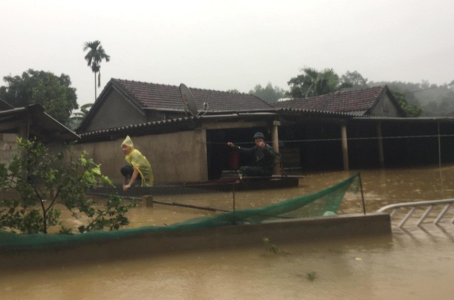 Cuộc sống co ro trên gác mái với bát cơm trắng của người dân Hà Tĩnh - Ảnh 2.