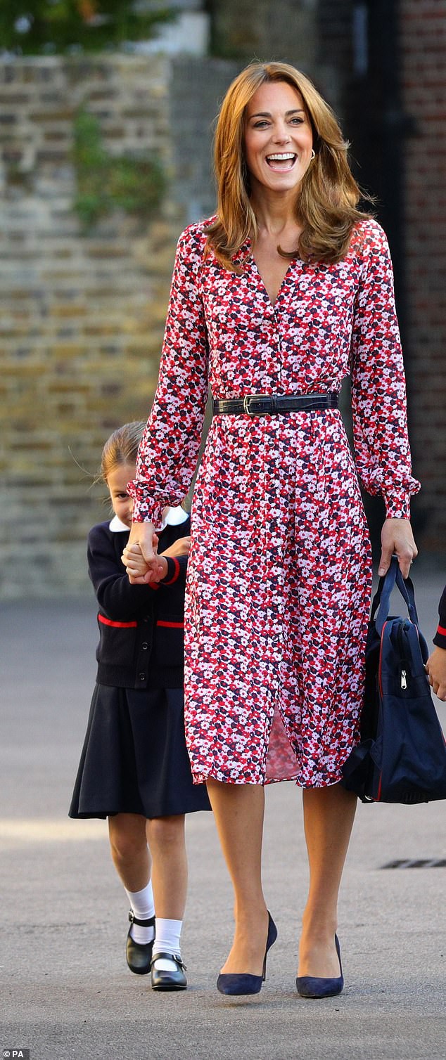 Kate Middleton mặc lại v&aacute;y cũ đưa con đi học nhưng bất ngờ nhất l&agrave; c&ocirc; gi&aacute;o của 2 con: Bụng bầu vượt mặt vẫn diện v&aacute;y đắt hơn cả c&ocirc;ng nương - Ảnh 3.