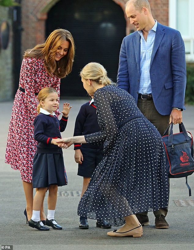 Kate Middleton mặc lại v&aacute;y cũ đưa con đi học nhưng bất ngờ nhất l&agrave; c&ocirc; gi&aacute;o của 2 con: Bụng bầu vượt mặt vẫn diện v&aacute;y đắt hơn cả c&ocirc;ng nương - Ảnh 8.
