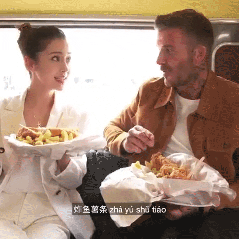David Beckham khoe clip trò chuyện cùng Angela Baby, nhan sắc của bà xã Huỳnh Hiểu Minh bất ngờ gây chú ý hơn cả - Ảnh 4.