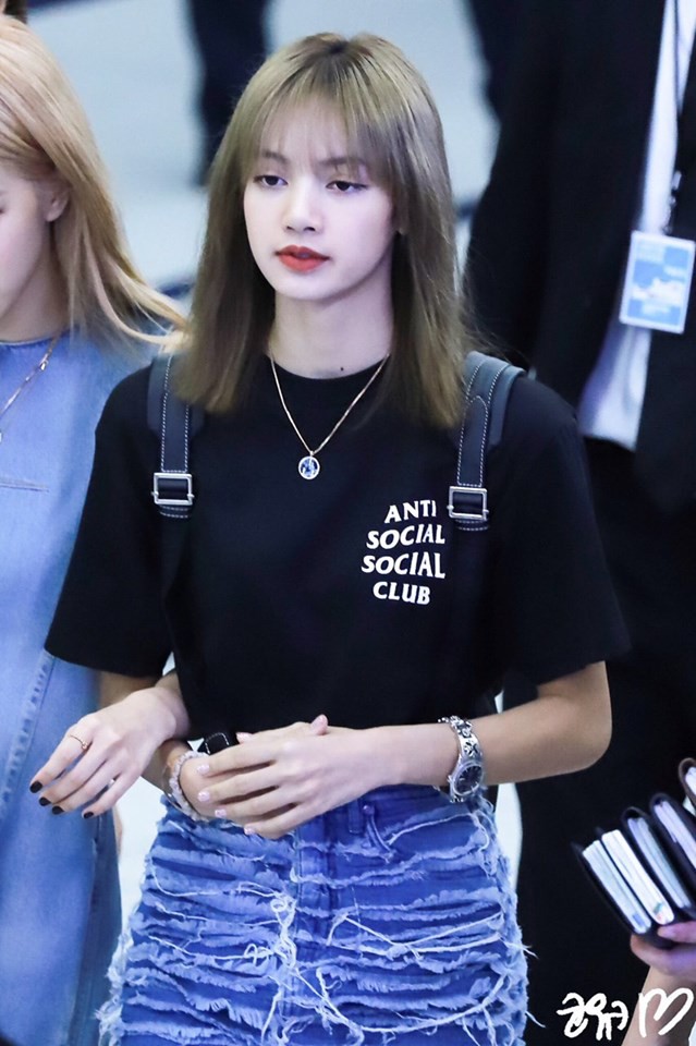 BLACKPINK lại g&acirc;y n&aacute;o loạn s&acirc;n bay: &ldquo;K&iacute;n cổng cao tường&rdquo; m&agrave; sao vẫn hot h&ograve;n họt thế n&agrave;y? - Ảnh 10.