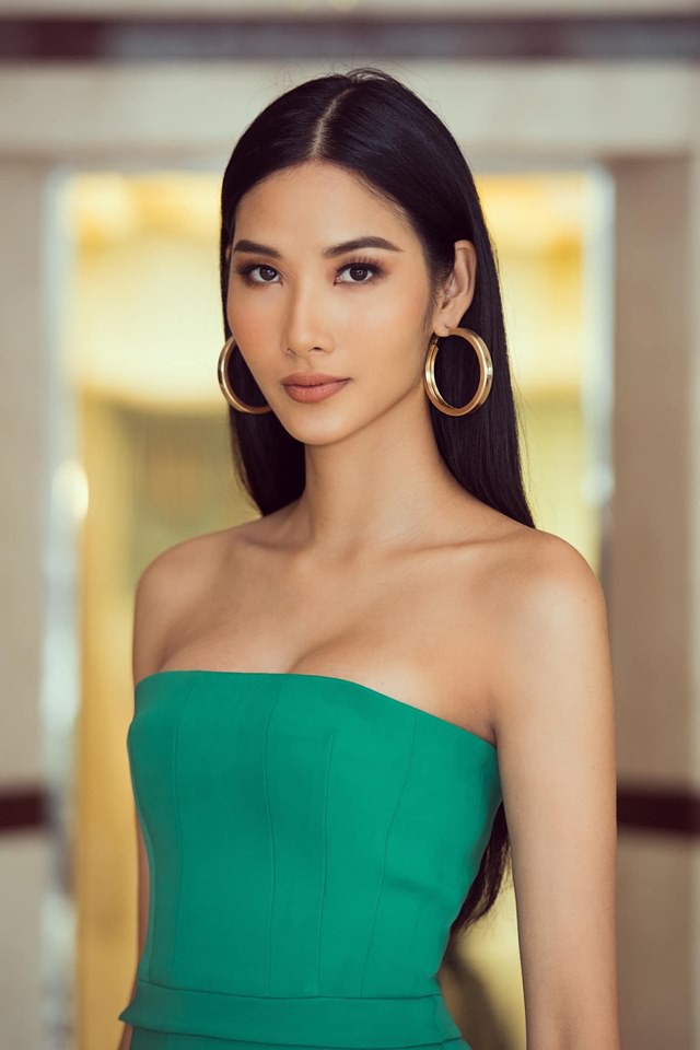 Hoàng Thùy phớt lờ tin đồn nâng ngực để thi Miss Universe 2019, chăm diện váy áo khoe trọn vòng 1 căng tròn - Ảnh 1.