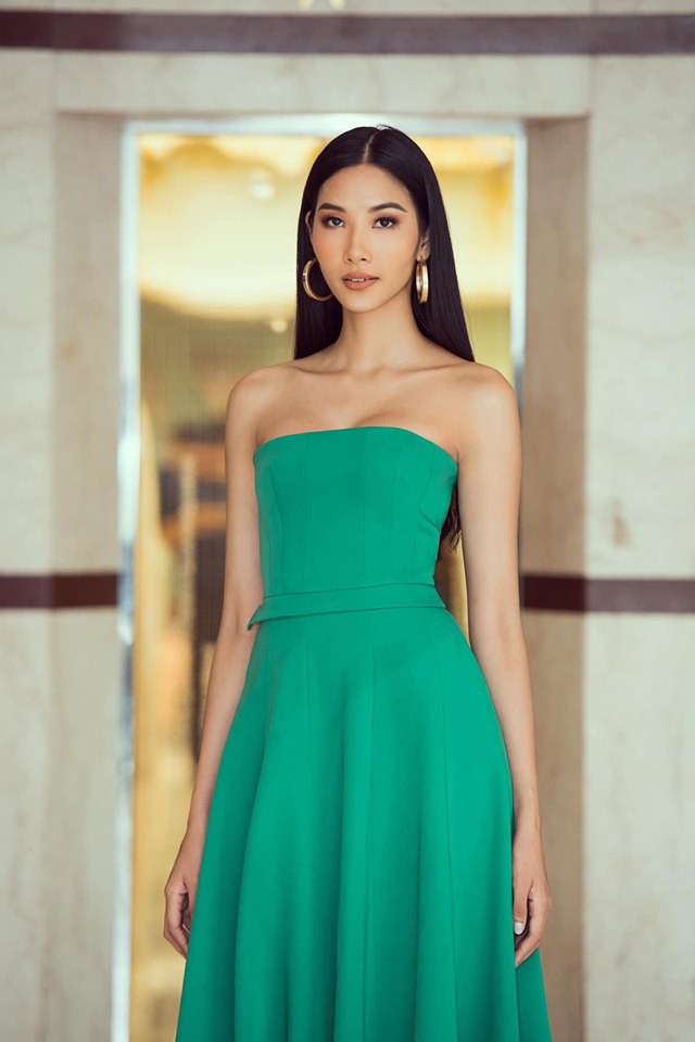 Hoàng Thùy phớt lờ tin đồn nâng ngực để thi Miss Universe 2019, chăm diện váy áo khoe trọn vòng 1 căng tròn - Ảnh 2.