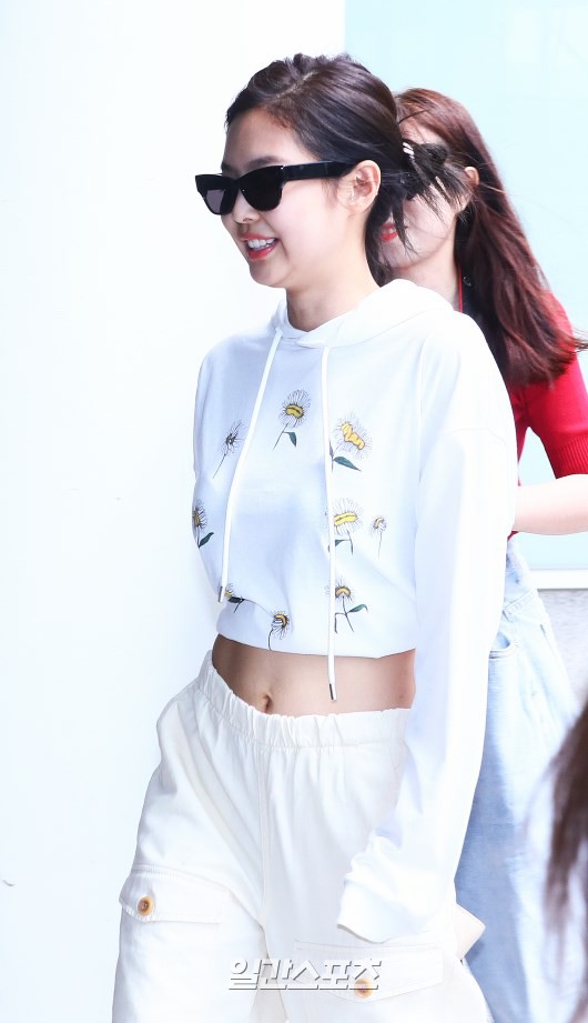 BLACKPINK g&acirc;y n&aacute;o loạn s&acirc;n bay: Jennie ngầu như tổng t&agrave;i, Lisa v&agrave; Ros&eacute; đơn giản nhưng xinh như b&uacute;p b&ecirc; sống - Ảnh 11.