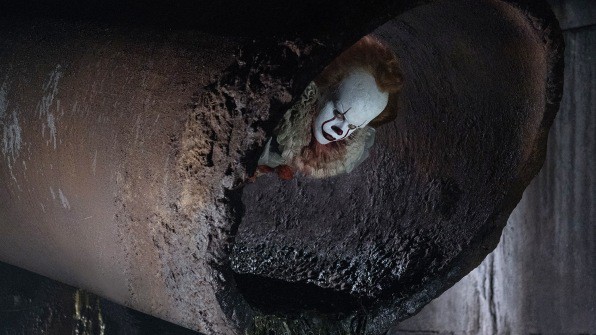 Loạt ảnh hậu trường vừa đáng yêu vừa kinh dị của IT2: Gã Hề Ma Quái Pennywise cũng bị hù điếng người - Ảnh 2.