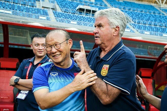 HLV Guus Hiddink vừa ôm chặt thầy Park, vừa tâm sự cùng các cầu thủ U22 Việt Nam: Tôi rất tự hào về HLV của các bạn - Ảnh 2.