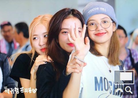 BLACKPINK gây náo loạn sân bay: Jennie ngầu như tổng tài, Lisa và Rosé đơn giản nhưng xinh như búp bê sống - Ảnh 17.