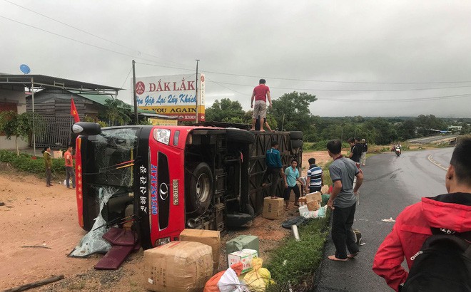 Tránh xe ngược chiều, xe khách bị lật, nhiều hành khách hoảng loạn đập kính thoát ra ngoài - Ảnh 1.