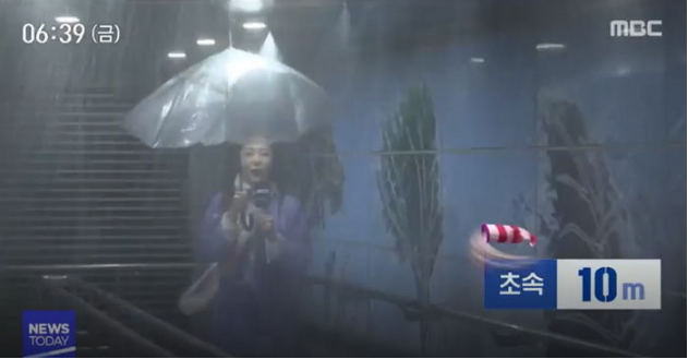 Kh&aacute;n giả H&agrave;n Quốc x&oacute;t xa khi thấy nữ MC lấy th&acirc;n m&igrave;nh thử sức gi&oacute; b&atilde;o Ling Ling, su&yacute;t nữa c&ograve;n bị gi&oacute; cuốn bay - Ảnh 3.