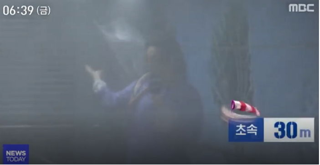 Kh&aacute;n giả H&agrave;n Quốc x&oacute;t xa khi thấy nữ MC lấy th&acirc;n m&igrave;nh thử sức gi&oacute; b&atilde;o Ling Ling, su&yacute;t nữa c&ograve;n bị gi&oacute; cuốn bay - Ảnh 4.