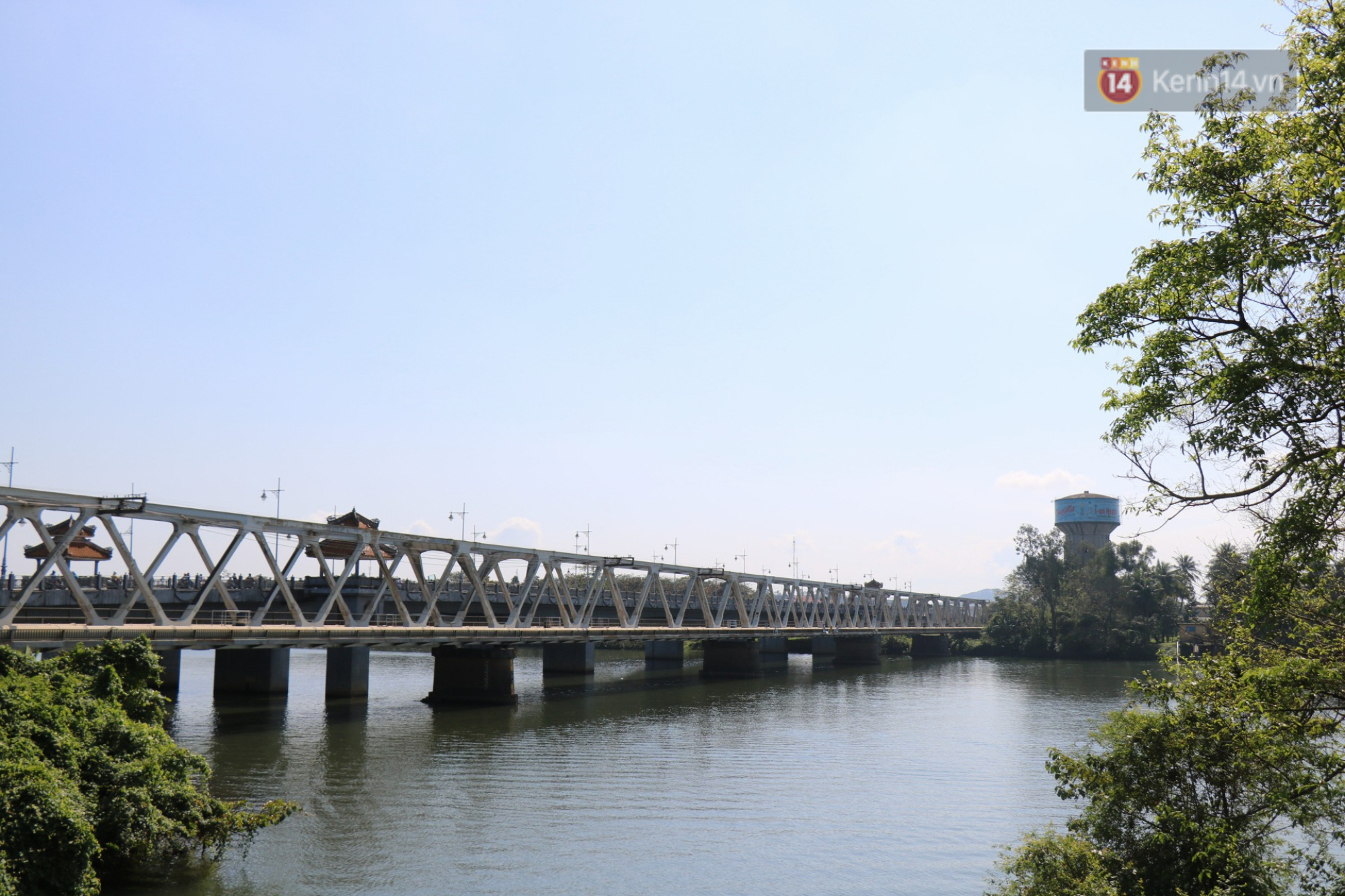 Nhiều bạn trẻ tranh thủ ng&agrave;y đầu năm đến check-in những bối cảnh trong phim Mắt Biếc ở Huế - Ảnh 10.