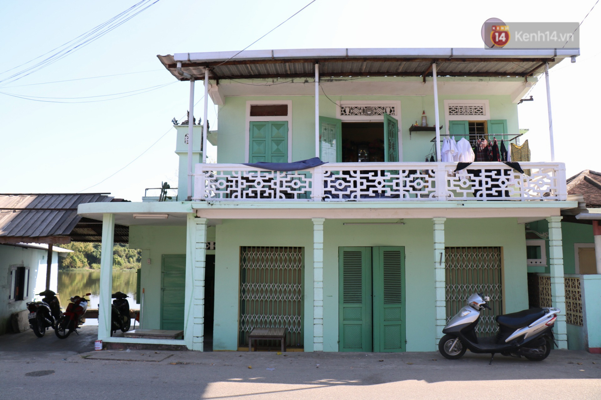 Nhiều bạn trẻ tranh thủ ng&agrave;y đầu năm đến check-in những bối cảnh trong phim Mắt Biếc ở Huế - Ảnh 4.