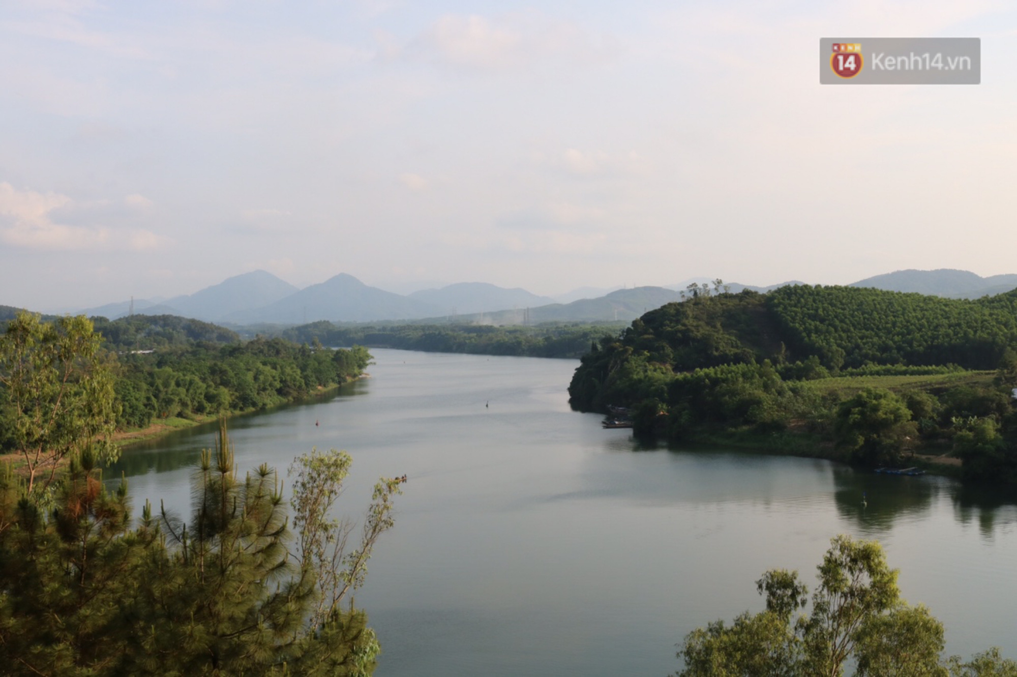 Nhiều bạn trẻ tranh thủ ng&agrave;y đầu năm đến check-in những bối cảnh trong phim Mắt Biếc ở Huế - Ảnh 6.