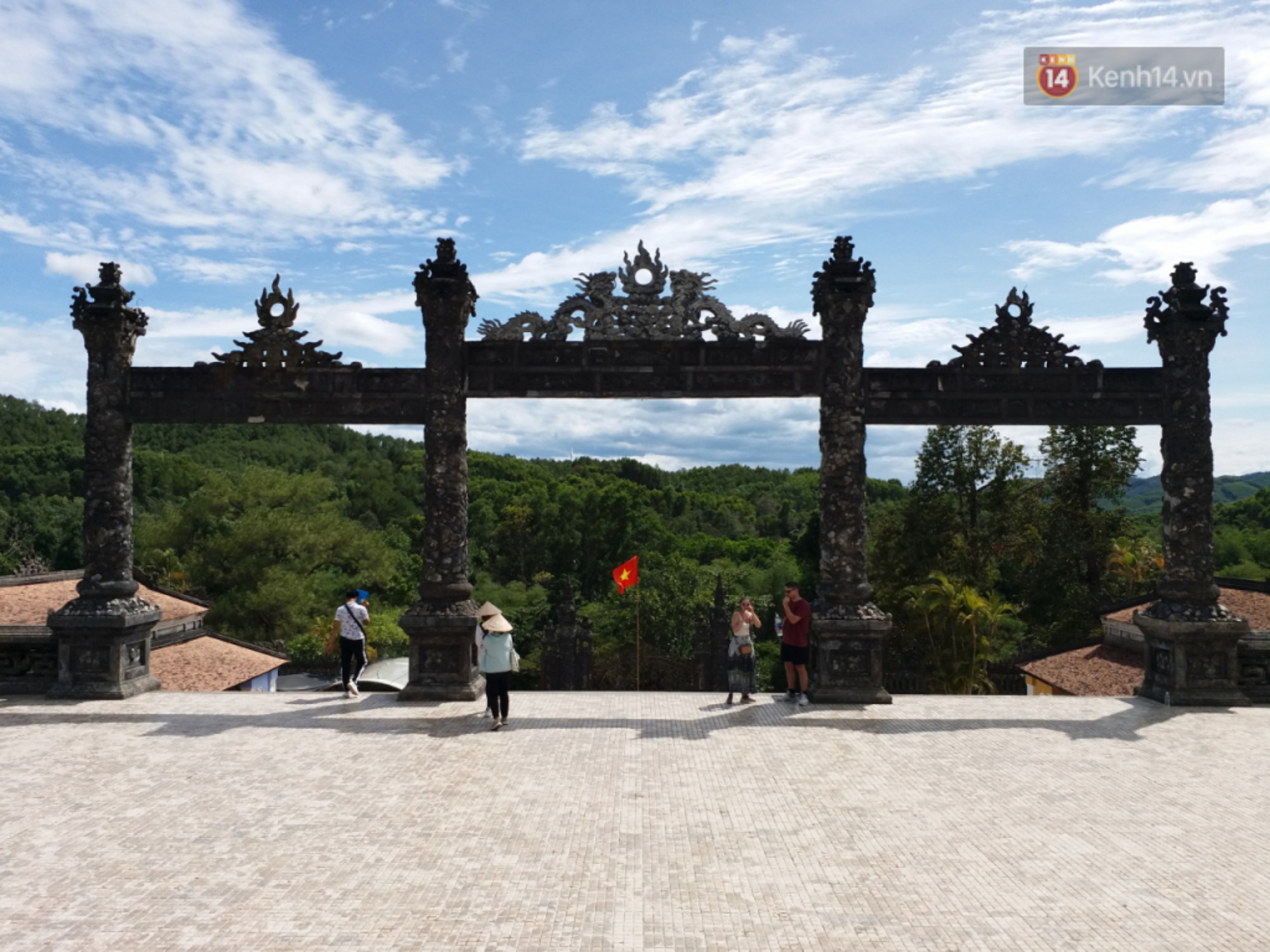 Nhiều bạn trẻ tranh thủ ng&agrave;y đầu năm đến check-in những bối cảnh trong phim Mắt Biếc ở Huế - Ảnh 7.