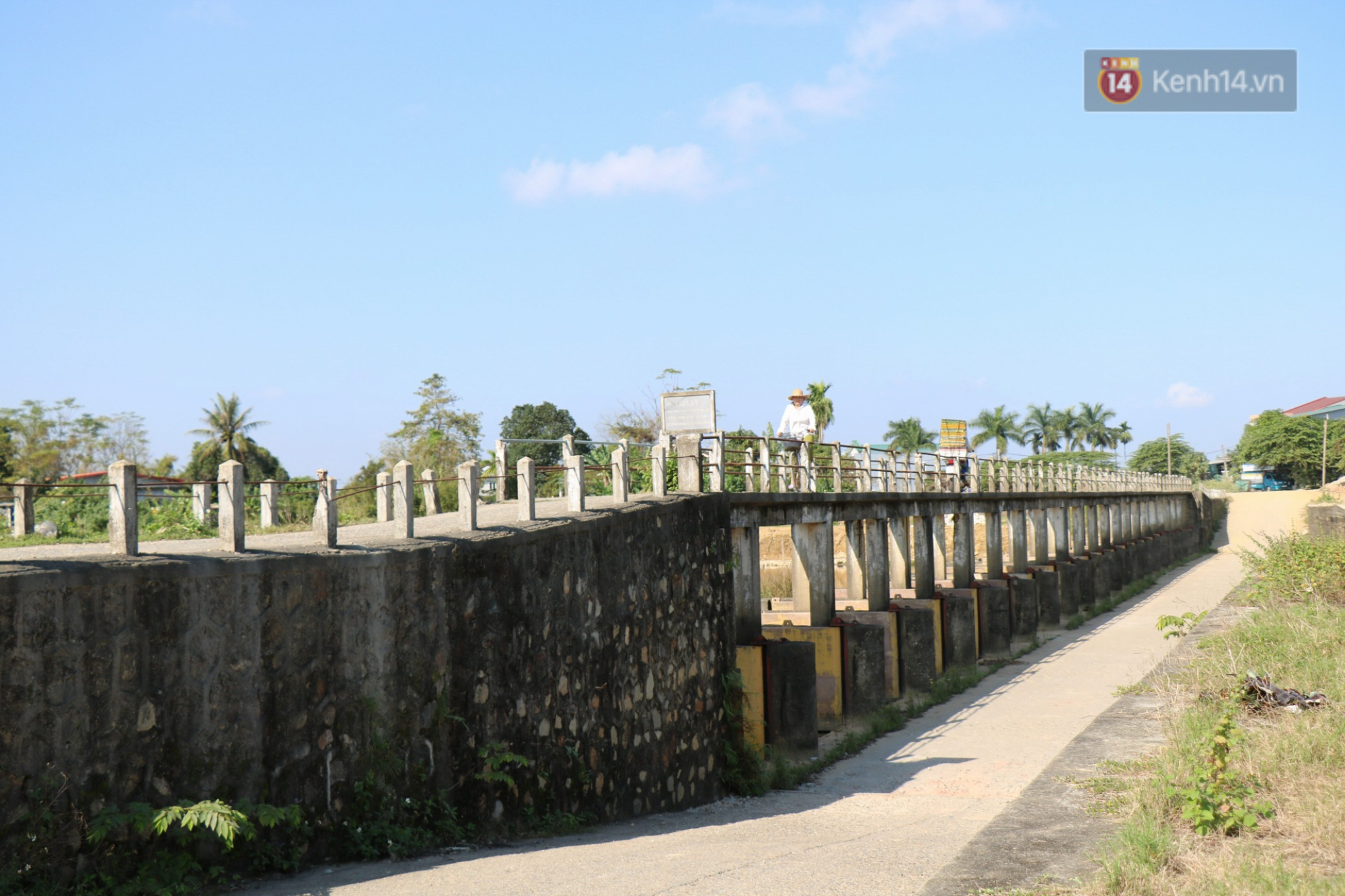 Nhiều bạn trẻ tranh thủ ng&agrave;y đầu năm đến check-in những bối cảnh trong phim Mắt Biếc ở Huế - Ảnh 8.