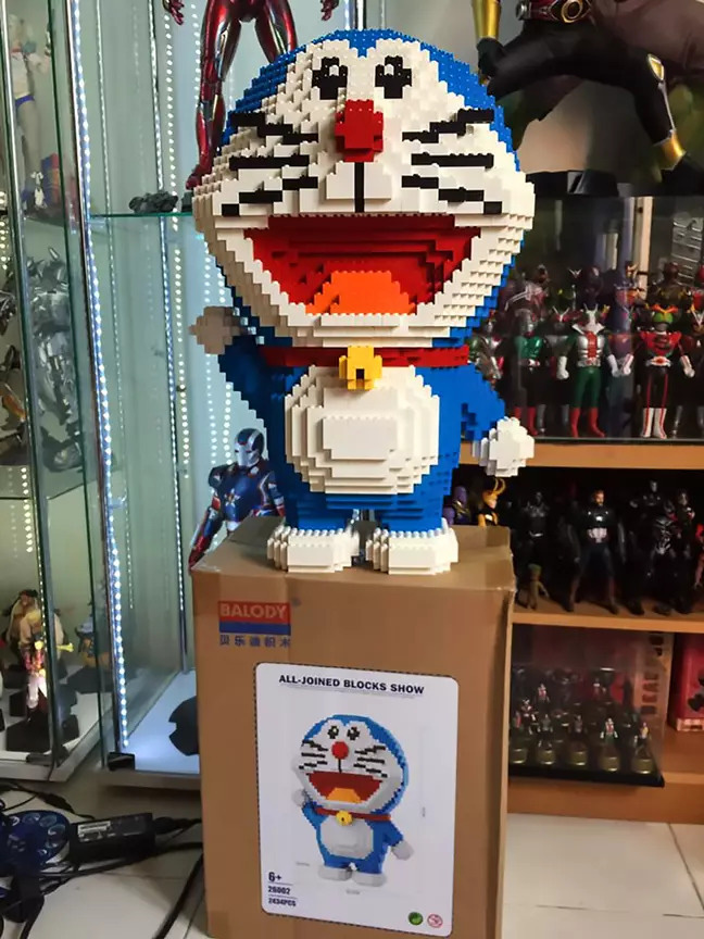 Ghen tị với cô chủ cả tuần nay dựng mô hình chú mèo máy Doraemon thật...