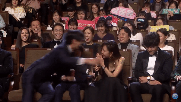 Cười ngất với màn bơ đẹp trai quê của Gong Hyo Jin tại KBS Drama Awards: Tóm lại vẫn là chị đẹp không mê phi công - Ảnh 5.