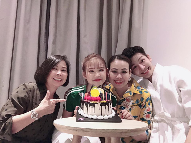 Sao Việt đón năm mới nơi trời Tây: Phạm Hương rạng rỡ khoe sắc, Lâm Tây hé lộ gia đình cực phẩm  - Ảnh 4.