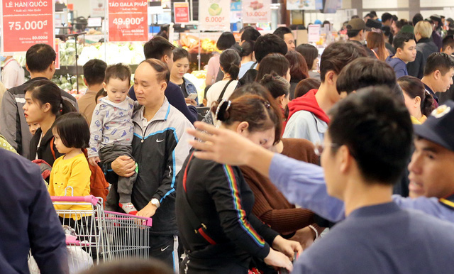  Nghỉ Tết dương lịch chỉ 1 ng&agrave;y, c&aacute;c đại si&ecirc;u thị ngộp thở v&igrave; người d&acirc;n ở lại H&agrave; Nội qu&aacute; đ&ocirc;ng  - Ảnh 3.