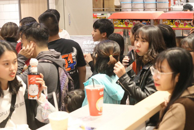  Nghỉ Tết dương lịch chỉ 1 ng&agrave;y, c&aacute;c đại si&ecirc;u thị ngộp thở v&igrave; người d&acirc;n ở lại H&agrave; Nội qu&aacute; đ&ocirc;ng  - Ảnh 4.