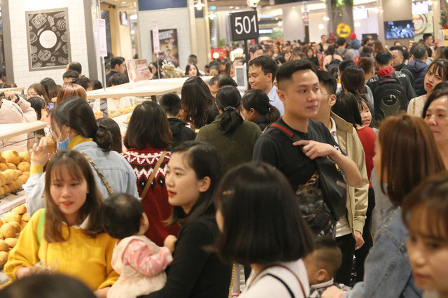  Nghỉ Tết dương lịch chỉ 1 ng&agrave;y, c&aacute;c đại si&ecirc;u thị ngộp thở v&igrave; người d&acirc;n ở lại H&agrave; Nội qu&aacute; đ&ocirc;ng  - Ảnh 5.