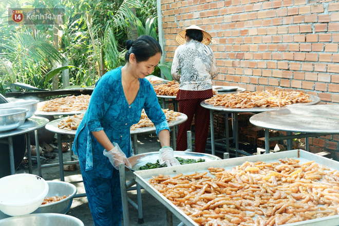 Chuyện chưa kể về đĩa mứt Tết đặc biệt của người phụ nữ miền Tây: Nhất quyết không lấy chồng để dành hết thời gian làm ra loại mứt mới - Ảnh 11.