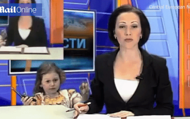 Dân mạng thích thú bởi khoảnh khắc bé gái gây nhiễu mẹ đang dẫn bản tin trực tiếp - Ảnh 2.