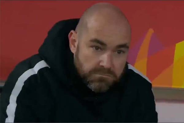 Sau tr&ograve;n 2 năm kể từ thất bại cay đắng trước Việt Nam, vị HLV tội nghiệp n&agrave;y lại tr&igrave;nh diễn khu&ocirc;n mặt mất sổ gạo tại giải U23 ch&acirc;u &Aacute; - Ảnh 4.