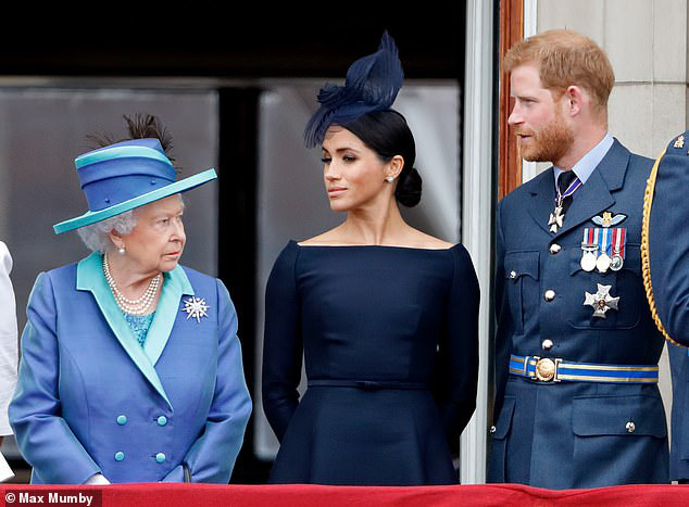 Hé lộ những bất công mà Nữ hoàng Anh phải chịu từ vợ chồng Meghan: Đích thân gọi điện hỏi thăm để rồi nhận lấy sự lạnh nhạt? - Ảnh 1.