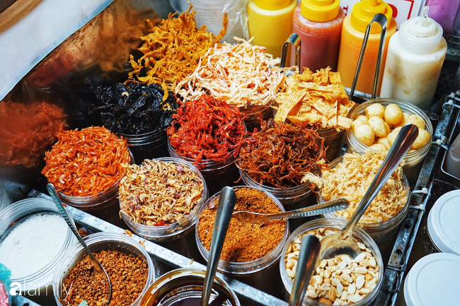 Hàng ăn vặt rẻ bèo nhèo nằm trên mặt hồ đắc địa nhất trung tâm Sài Gòn, mỗi đêm có cả trăm người tới ăn - Ảnh 25.