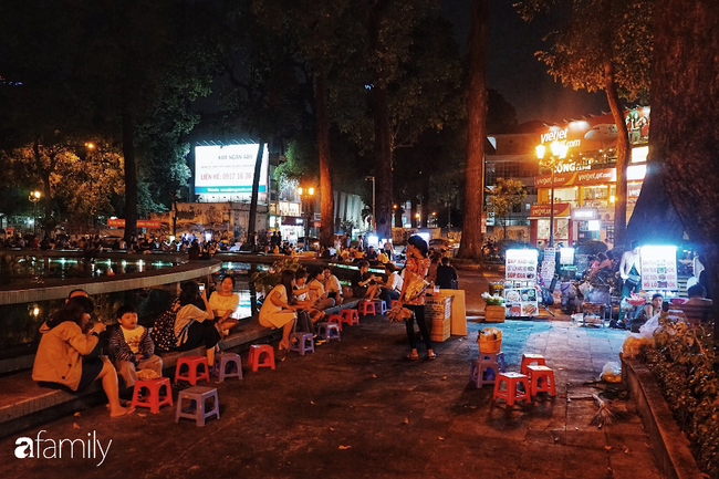 Hàng ăn vặt rẻ bèo nhèo nằm trên mặt hồ đắc địa nhất trung tâm Sài Gòn, mỗi đêm có cả trăm người tới ăn - Ảnh 26.