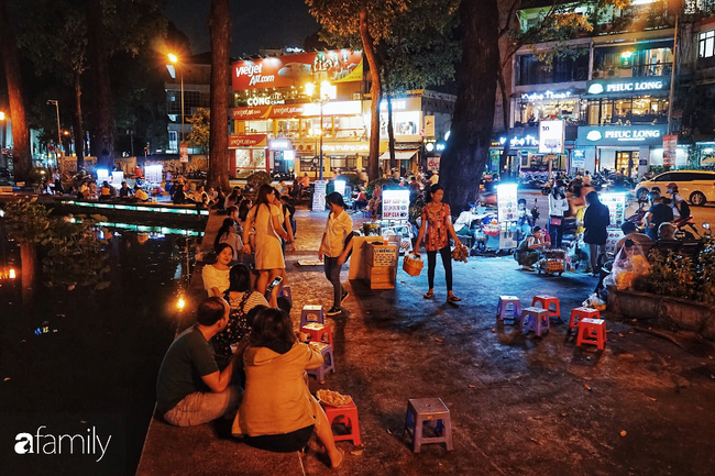 Hàng ăn vặt rẻ bèo nhèo nằm trên mặt hồ đắc địa nhất trung tâm Sài Gòn, mỗi đêm có cả trăm người tới ăn - Ảnh 28.