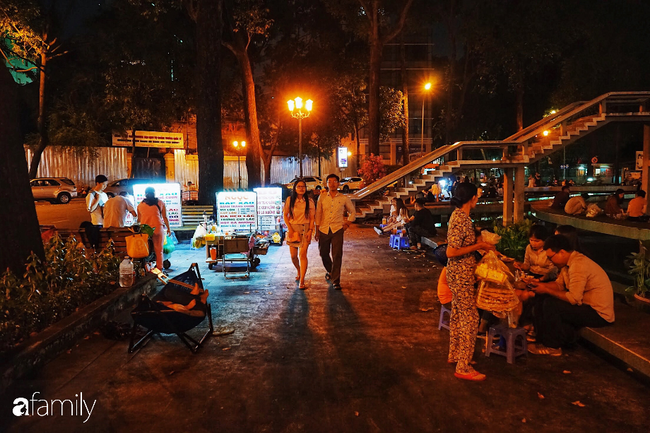 Hàng ăn vặt rẻ bèo nhèo nằm trên mặt hồ đắc địa nhất trung tâm Sài Gòn, mỗi đêm có cả trăm người tới ăn - Ảnh 30.