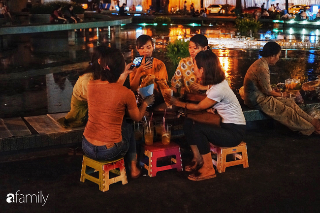 Hàng ăn vặt rẻ bèo nhèo nằm trên mặt hồ đắc địa nhất trung tâm Sài Gòn, mỗi đêm có cả trăm người tới ăn - Ảnh 31.