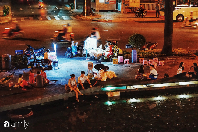 Hàng ăn vặt rẻ bèo nhèo nằm trên mặt hồ đắc địa nhất trung tâm Sài Gòn, mỗi đêm có cả trăm người tới ăn - Ảnh 32.