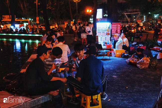 Hàng ăn vặt rẻ bèo nhèo nằm trên mặt hồ đắc địa nhất trung tâm Sài Gòn, mỗi đêm có cả trăm người tới ăn - Ảnh 44.