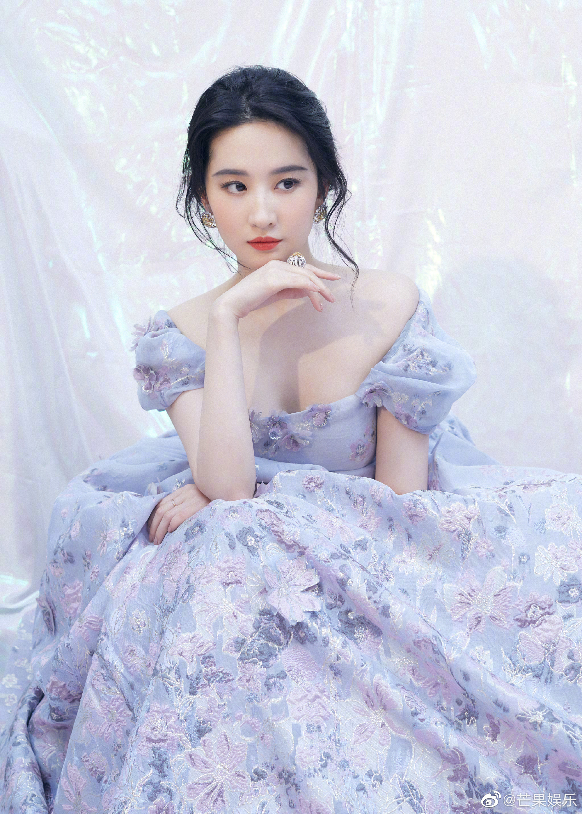 Hóa công chúa cổ tích, Lưu Diệc Phi lên thẳng top 1 Weibo nhưng ...