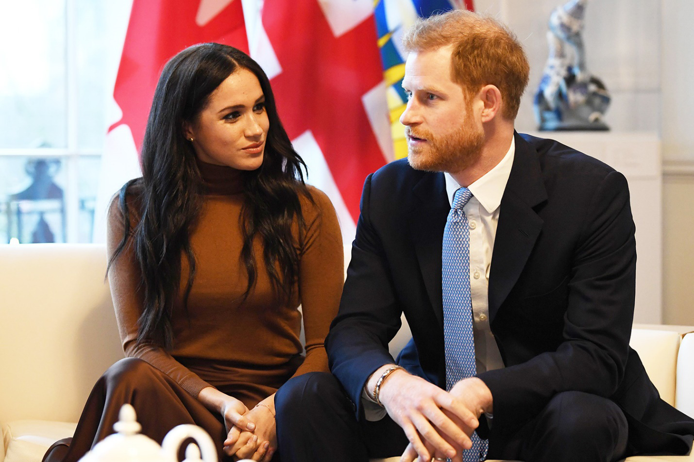 Vợ chồng Hoàng tử Harry và Meghan Markle sở hữu tổng tài sản lên tới trên 1 nghìn tỷ đồng, số tiền đó ở đâu mà ra?