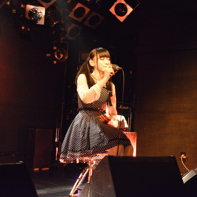 Ca sĩ 50 tuổi ngọt ngào như nữ sinh trung học khiến cộng đồng mạng vỡ mộng khi thông báo kết hôn và đã làm cha - Ảnh 5. Ca sĩ 50 tuổi ngọt ngào như nữ sinh trung học khiến cộng đồng mạng vỡ mộng khi thông báo kết hôn và đã làm cha - Ảnh 5.