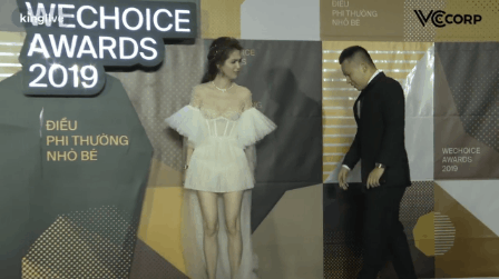 Hài hước nhất thảm đỏ WeChoice Awards 2019: Ngọc Trinh quạu với Vũ Khắc Tiệp vì bị giẫm vào đuôi váy - Ảnh 2.