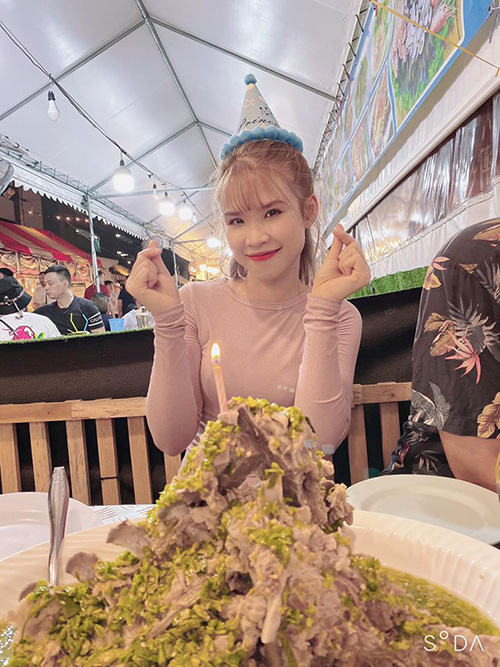 Khởi My và chồng Kelvin Khánh mừng sinh nhật mẹ ruột nhìn chiếc bánh kem  là thấy teen cỡ này