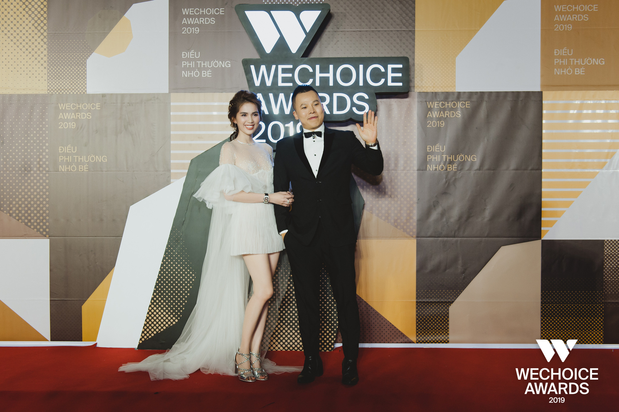 Hài hước nhất thảm đỏ WeChoice Awards 2019: Ngọc Trinh quạu với Vũ Khắc Tiệp vì bị giẫm vào đuôi váy - Ảnh 3.