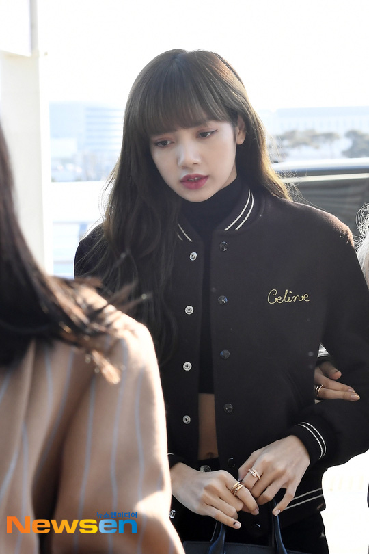 Dàn mỹ nhân Hàn đại chiến visual ở sân bay: Lisa - Rosé (BLACKPINK) xinh muốn ngất, Hani lép vế trước Hyuna và Hyomin - Ảnh 8.