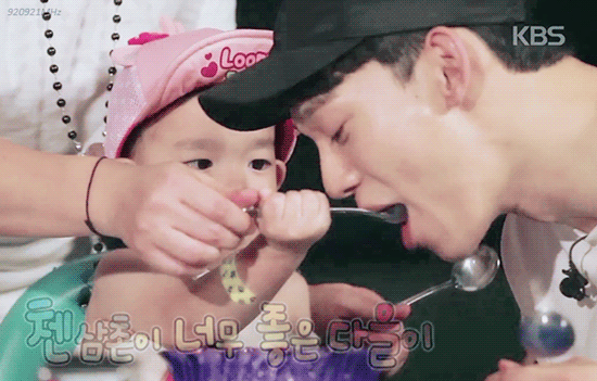 Chen (EXO) làm bảo mẫu trên show: Ông bố đẹp trai lại chăm con khéo trong tương lai đây rồi! - Ảnh 10.