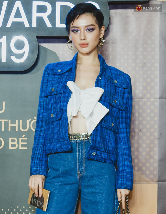 Top kiểu tóc và makeup “xịn” nhất WeChoice Awards 2019: Châu Bùi - Khánh Linh đẹp ma mị, Hương Giang tâm huyết đính đá không đụng hàng - Ảnh 2.