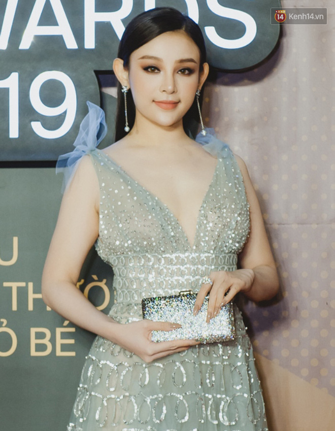 Top kiểu tóc và makeup “xịn” nhất WeChoice Awards 2019: Châu Bùi - Khánh Linh đẹp ma mị, Hương Giang tâm huyết đính đá không đụng hàng - Ảnh 4.