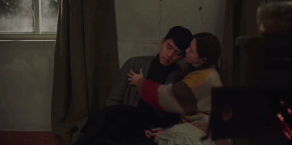 3 khoảnh khắc ngọt nhũn tim ở tập 8 Crash Landing On You: Hyun Bin vượt bão tuyết tìm Son Ye Jin, ôm nhau ngủ bơ đẹp biến cố - Ảnh 4.