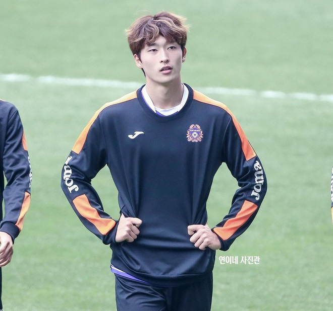 Profile cực phẩm vừa ghi bàn giúp Hàn Quốc vượt qua vòng bảng U23 châu Á: Đẹp trai hết nấc, mới 22 tuổi đã cao 1m85, bụng 6 múi đều tăm tắp như bắp ngô - Ảnh 6.