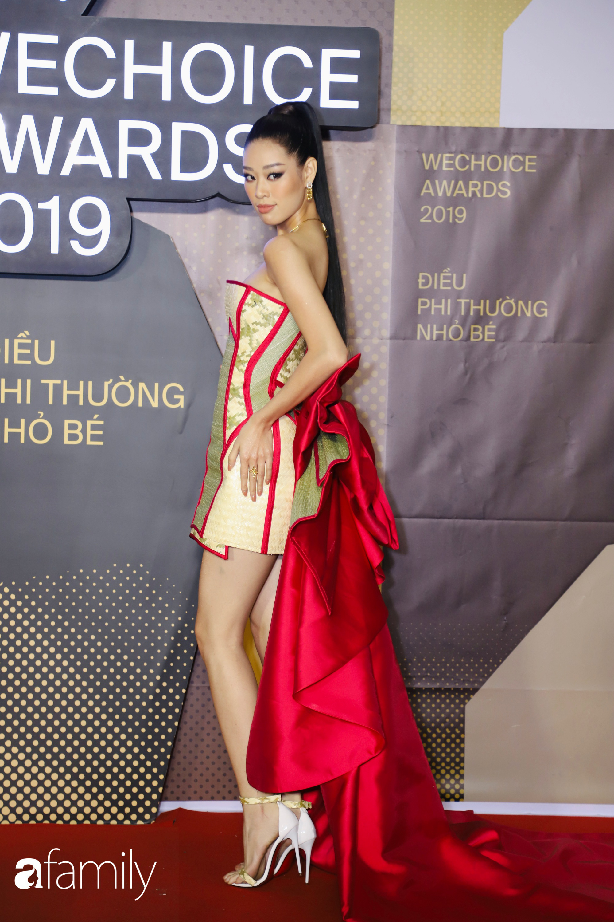 Hoa hậu Khánh Vân diện chiếu cói lên thảm đỏ WeChoice Awards, hóa ra nguồn cảm hứng từ chính tiền bối HHen Niê - Ảnh 2.